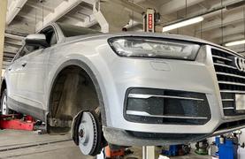 Audi Q7 замена передних тормозных дисков и колодок